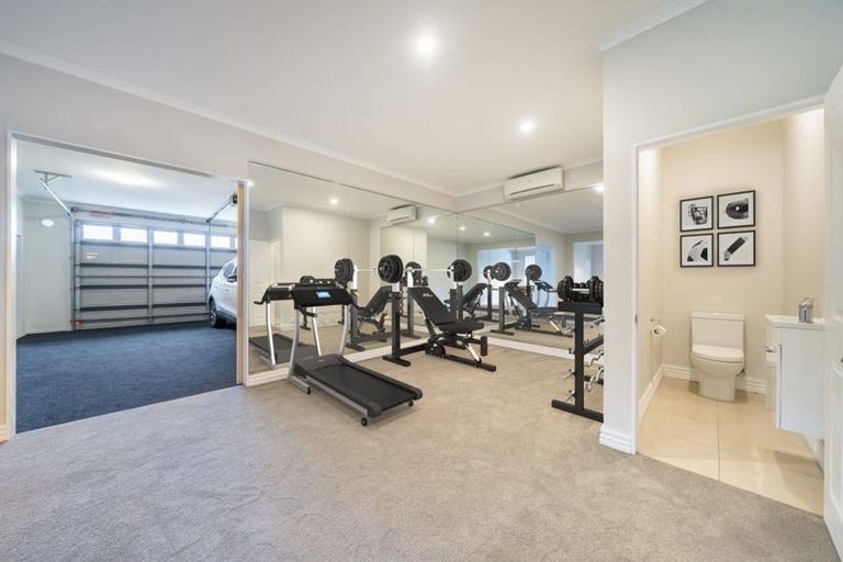 Photo of property in 29 Padnell Crescent, Paparangi, Wellington, 6037