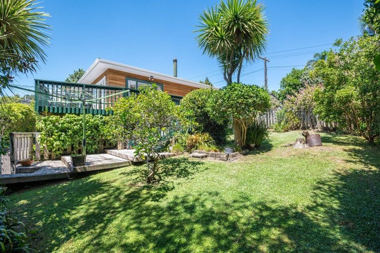 Photo of property in 16 Deane Avenue, Titirangi, Auckland, 0604