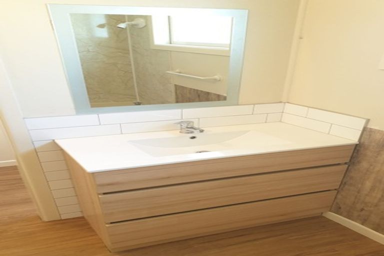 Photo of property in 1/64 Hogans Road, Glenfield, Auckland, 0629