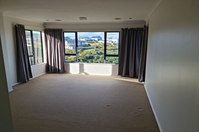 Photo of property in 140 Glanmire Road, Newlands, Wellington, 6037