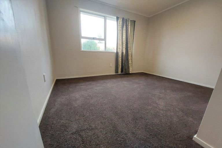 Photo of property in 111 Kemp Road, Massey, Auckland, 0614