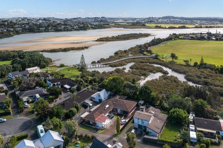 Photo of property in 20 Edgewater Grove, Orewa, 0931