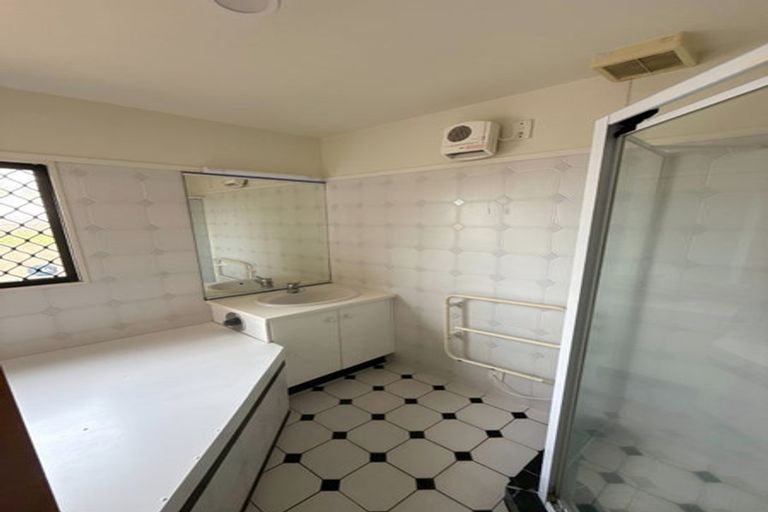 Photo of property in 16 Calypso Place, Rothesay Bay, Auckland, 0630