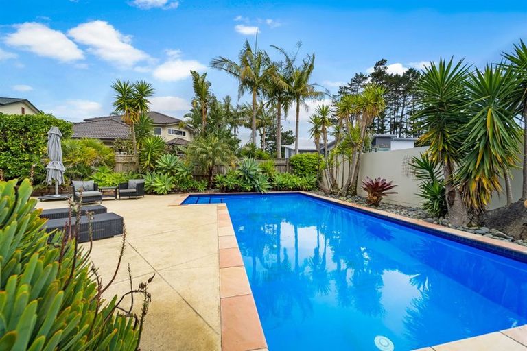 Photo of property in 32 English Oak Drive, Schnapper Rock, Auckland, 0632