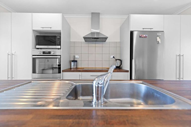 Photo of property in 28 Seabreeze Place, Papamoa Beach, Papamoa, 3118