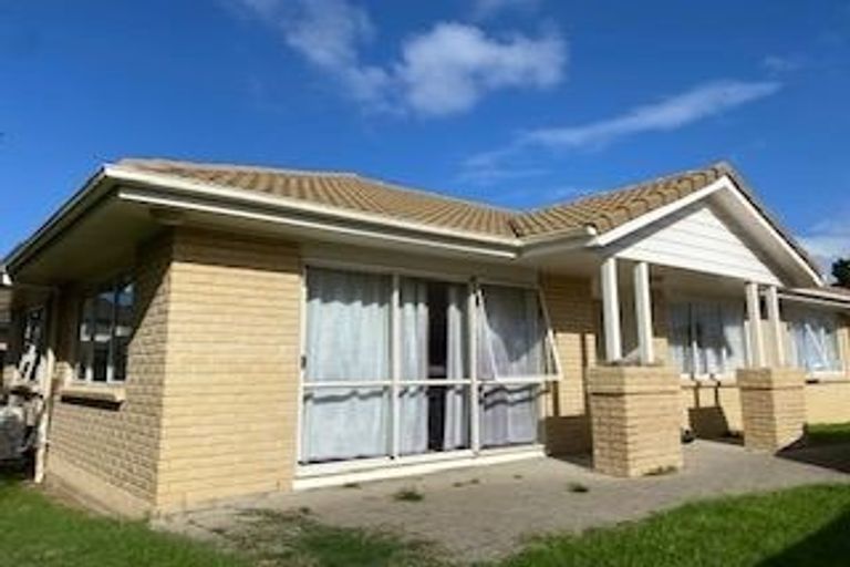 Photo of property in 2/7 Bernie Edwards Place, Botany Downs, Auckland, 2010