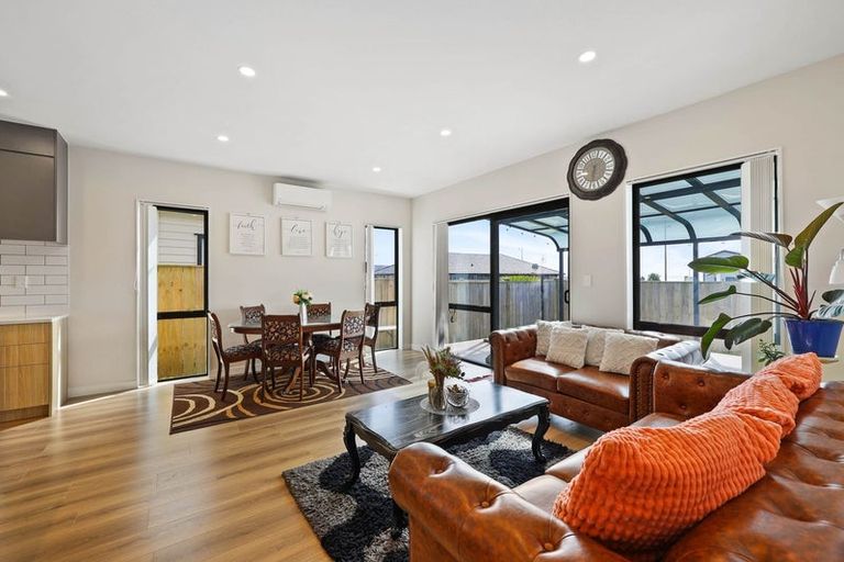 Photo of property in 12 Korowhiti Road, Clarks Beach, 2122