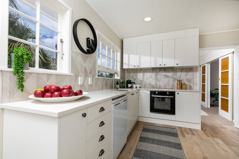 Photo of property in 1 Miltonia Avenue, Te Atatu South, Auckland, 0610