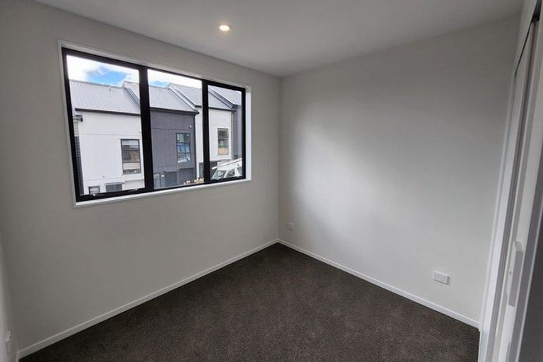 Photo of property in 17 Tokai Place, Glen Eden, 0602