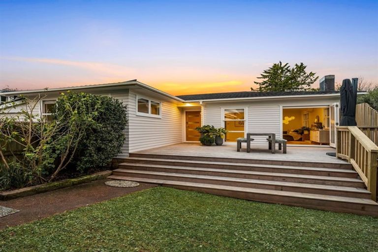 Photo of property in 1/17 Arosa Place, Forrest Hill, Auckland, 0620