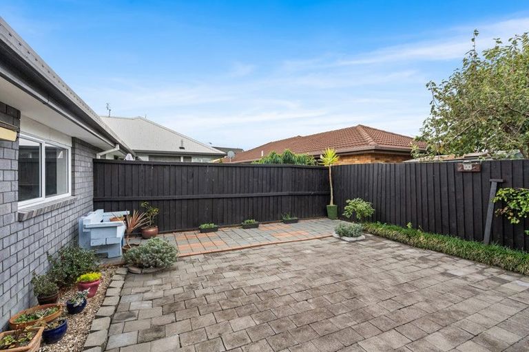 Photo of property in 10 Honeysuckle Place, Northcote, Christchurch, 8052