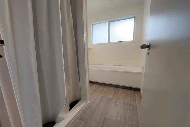 Photo of property in 111 Kemp Road, Massey, Auckland, 0614