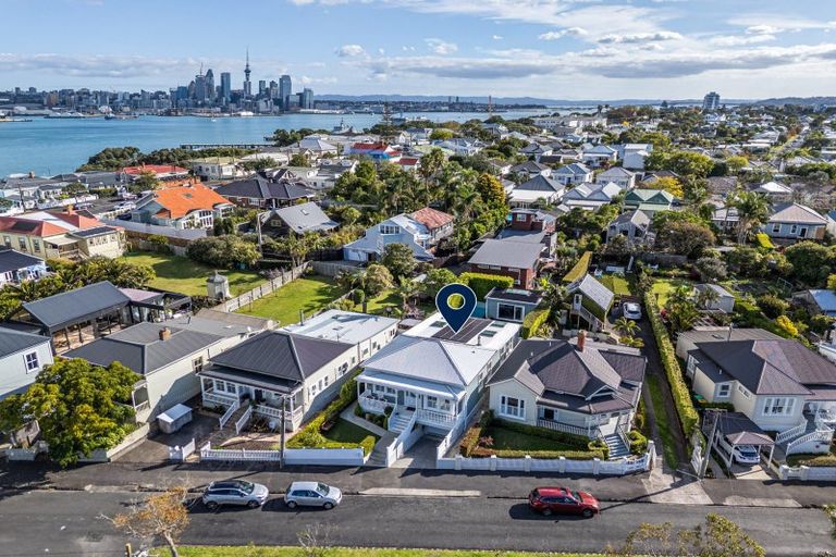 Photo of property in 9 Shoal Bay Road, Devonport, Auckland, 0624