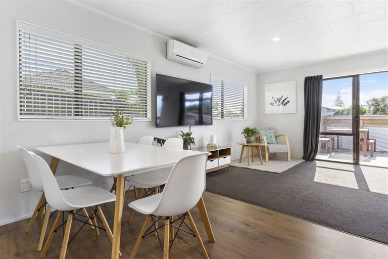 Photo of property in 8 Brookfield Road, Te Atatu Peninsula, Auckland, 0610