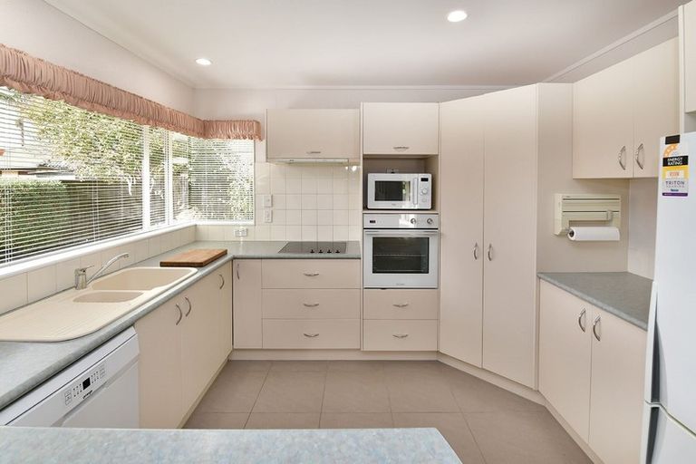 Photo of property in 113 Lakeside Drive, Orewa, 0931