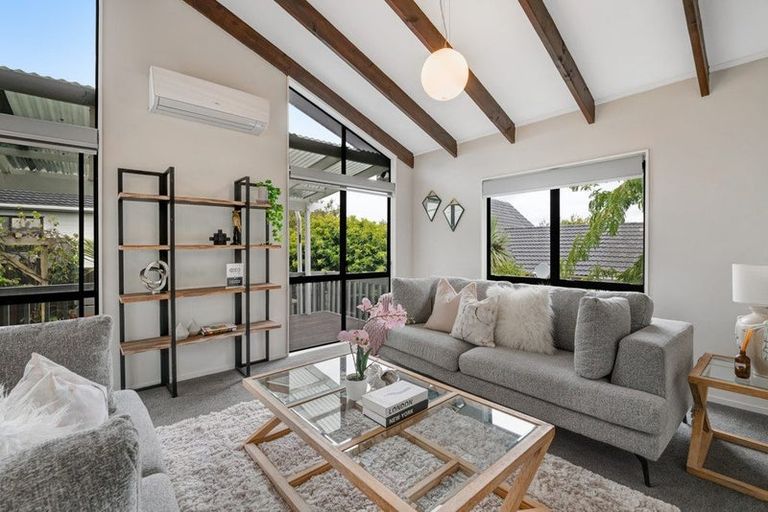 Photo of property in 2/15 Tetrarch Place, Totara Vale, Auckland, 0629