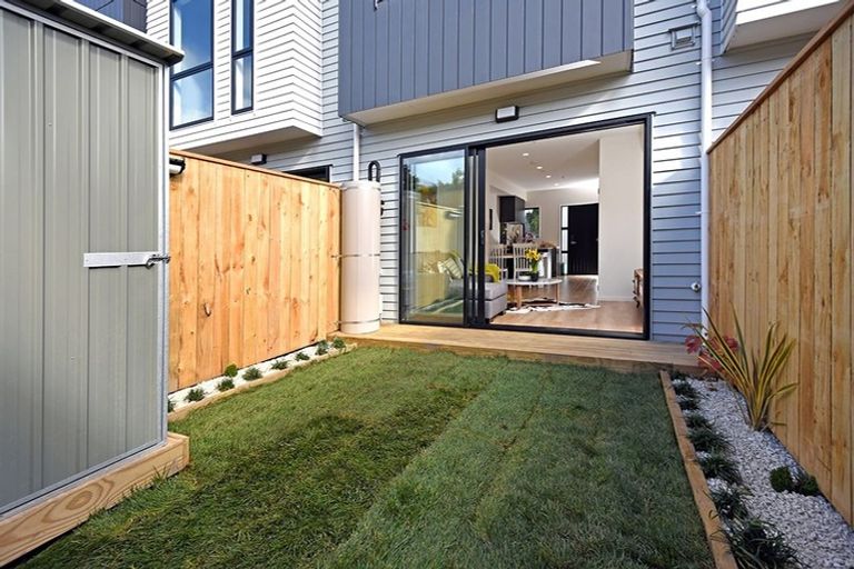 Photo of property in 11 Waru Lane, Te Atatu Peninsula, Auckland, 0610