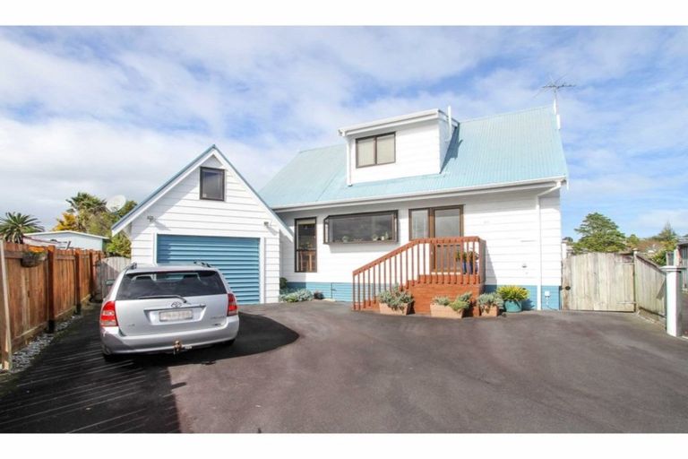 Photo of property in 2/28 Fairdale Place, Birkdale, Auckland, 0626