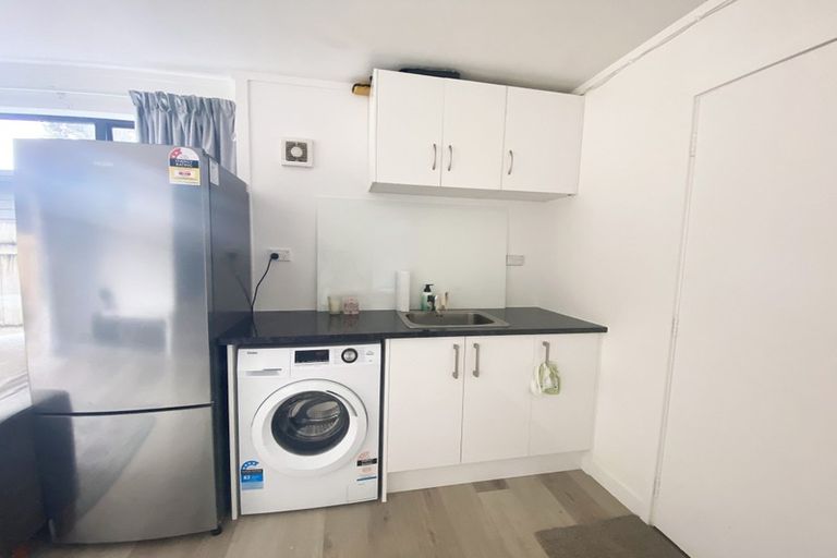 Photo of property in 28b Tamahere Drive, Glenfield, Auckland, 0629