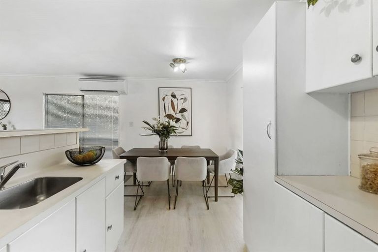 Photo of property in 2 Graham Avenue, Te Atatu Peninsula, Auckland, 0610