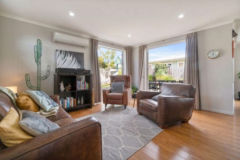 Photo of property in 25a Rewarewa Road, Te Atatu Peninsula, Auckland, 0610