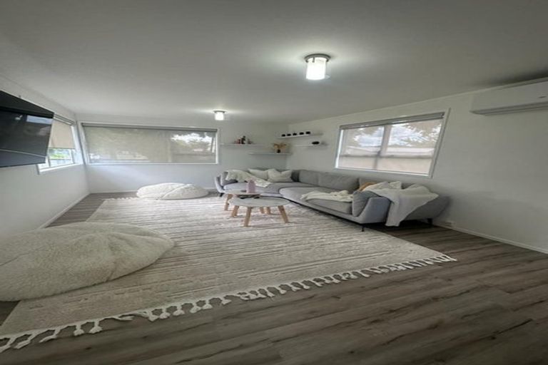 Photo of property in 14 Pukeroa Place, Papakura, 2110
