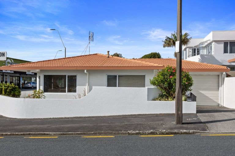 Photo of property in 1 Strandon Place, Strandon, New Plymouth, 4312