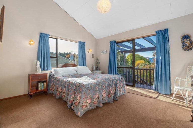 Photo of property in 10 Heuchan Lane, Wanaka, 9305