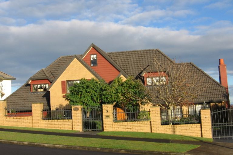 Photo of property in 5 Capistrano Mews, Goodwood Heights, Auckland, 2105