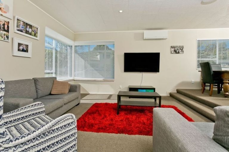 Photo of property in 4 Rook Place, Unsworth Heights, Auckland, 0632