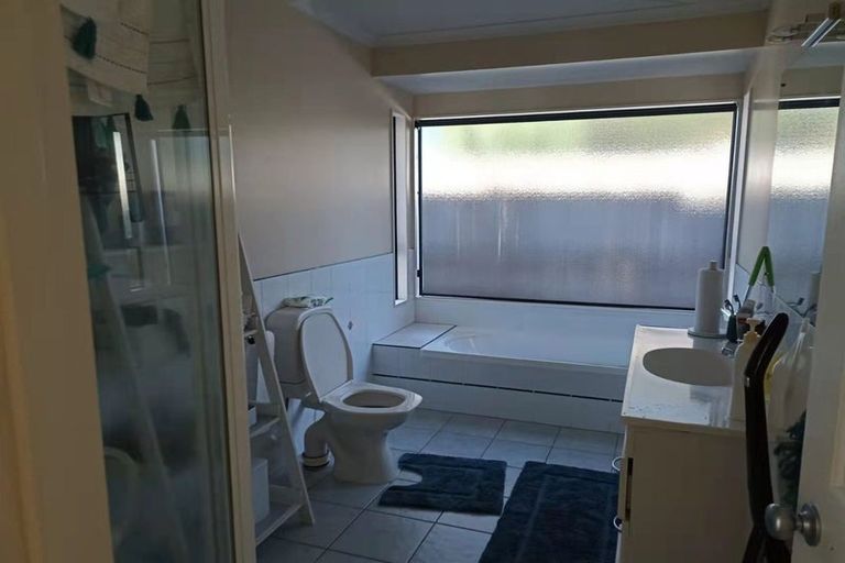 Photo of property in 12 Gunner Drive, Te Atatu Peninsula, Auckland, 0610
