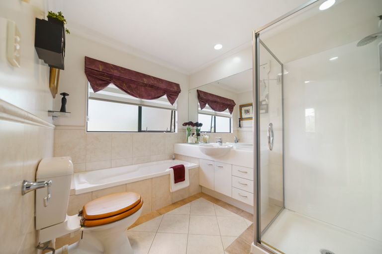 Photo of property in 20 Heyington Way, East Tamaki Heights, Auckland, 2016