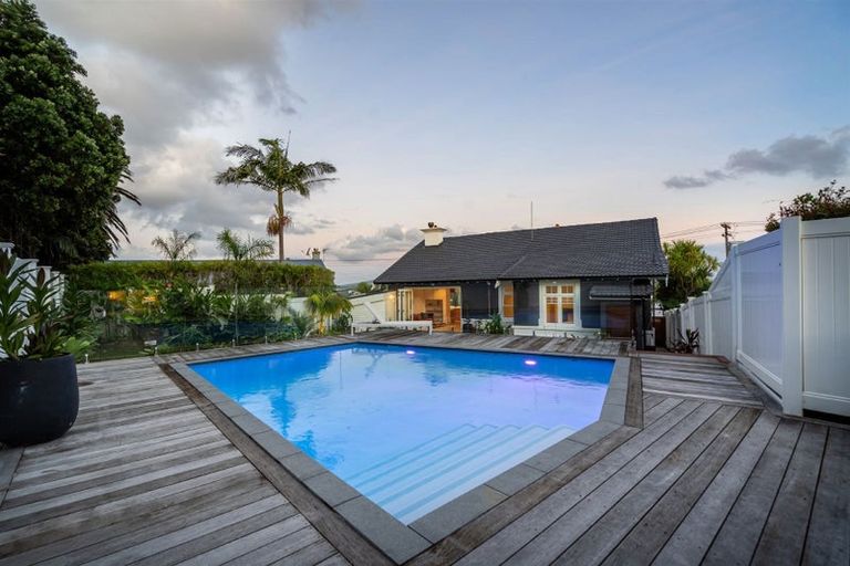 Photo of property in 16 Hinemoa Terrace, Birkenhead, Auckland, 0626