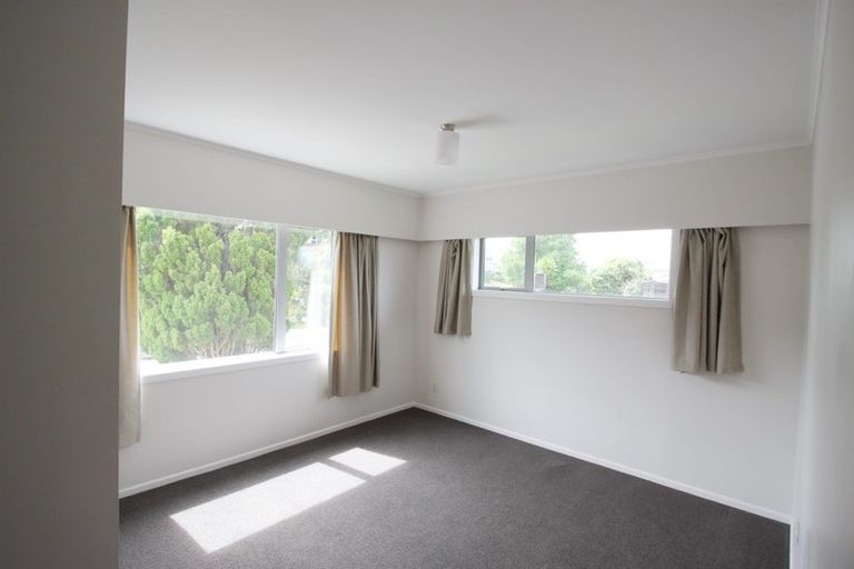 Photo of property in 30 Somes Crescent, Newlands, Wellington, 6037