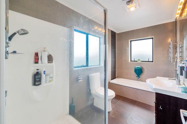 Photo of property in 43 South Kensington Way, Henderson, Auckland, 0612