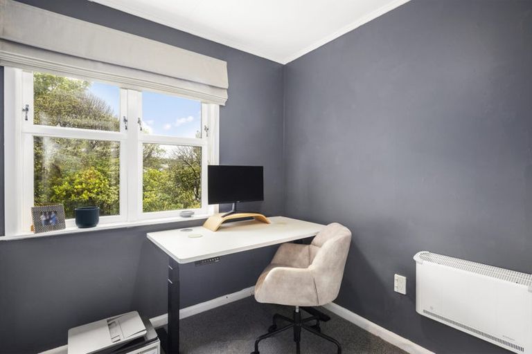 Photo of property in 100 Ruskin Road, Newlands, Wellington, 6037