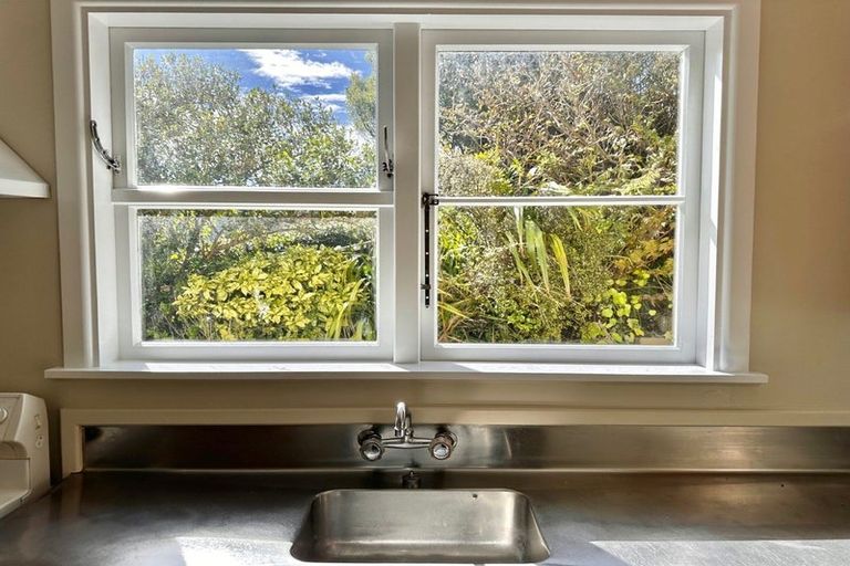 Photo of property in 21 Kahikatea Grove, Paparangi, Wellington, 6037