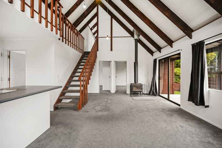 Photo of property in 27a Kingsbridge Place, Newlands, Wellington, 6037