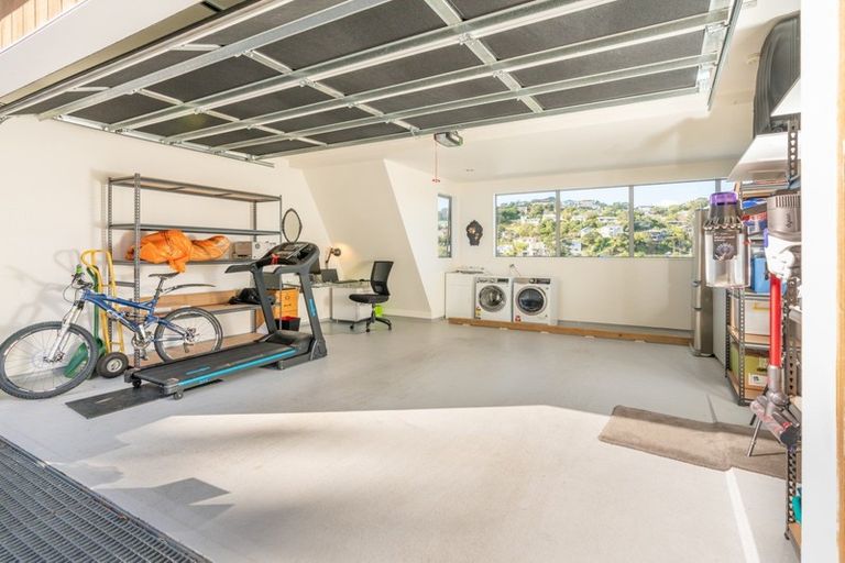 Photo of property in 28 Tiketike Way, Brooklyn, Wellington, 6021