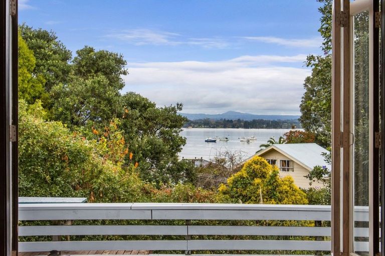 Photo of property in 18 Omokoroa Road, Omokoroa, 3114