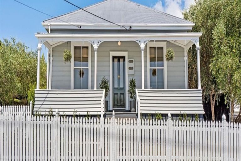 Photo of property in 12 Rodney Road, Northcote Point, Auckland, 0627