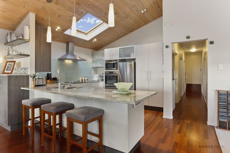 Photo of property in 11 Deane Avenue, Titirangi, Auckland, 0604