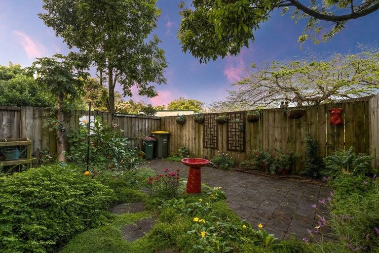 Photo of property in 40 Verdale Circle, Glen Eden, Auckland, 0602