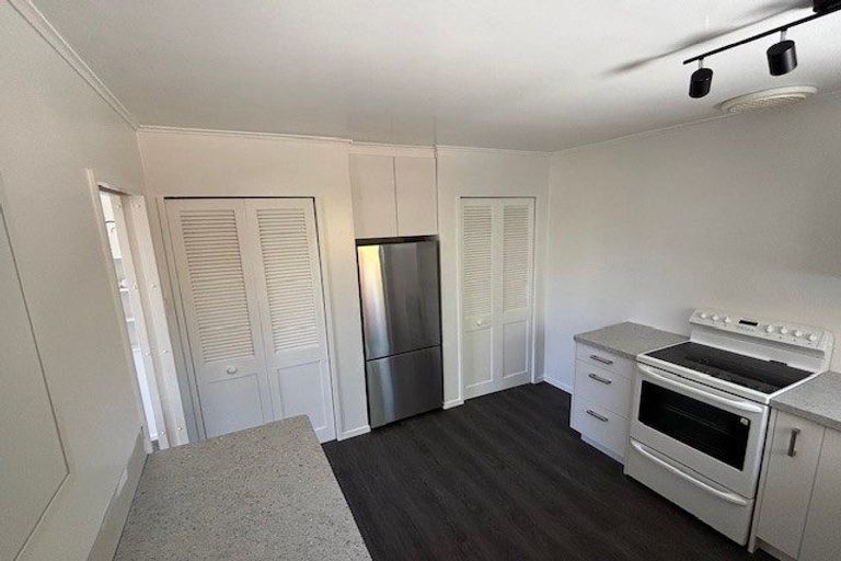 Photo of property in 28 Rewarewa Crescent, Waikanae, 5036