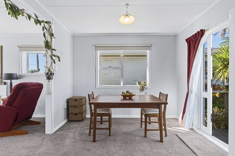 Photo of property in 2 Turakina Street, Merrilands, New Plymouth, 4312