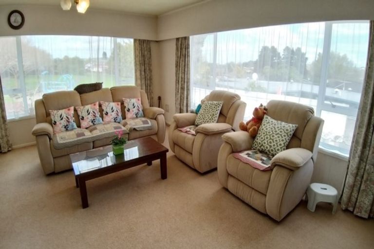 Photo of property in 18 Tupaki Place, Pakuranga Heights, Auckland, 2010