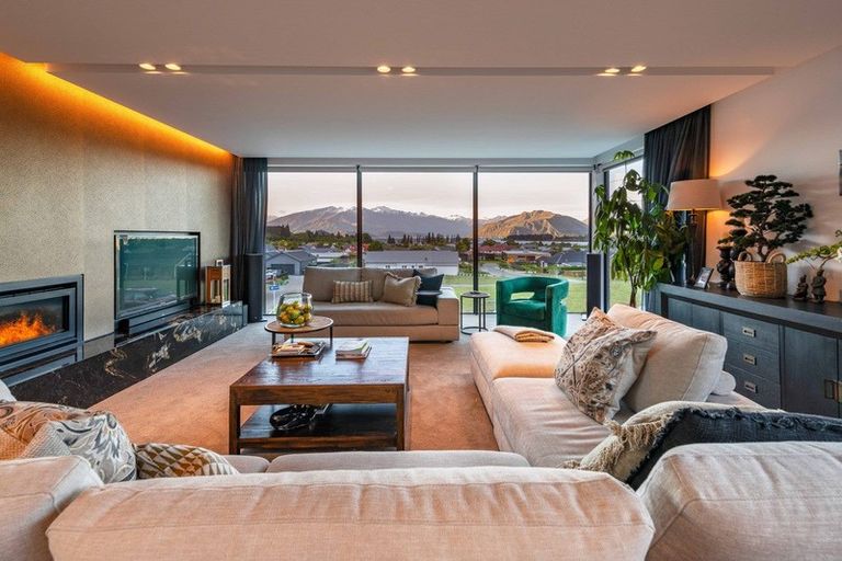 Photo of property in 15 Little Alpha Loop, Wanaka, 9305