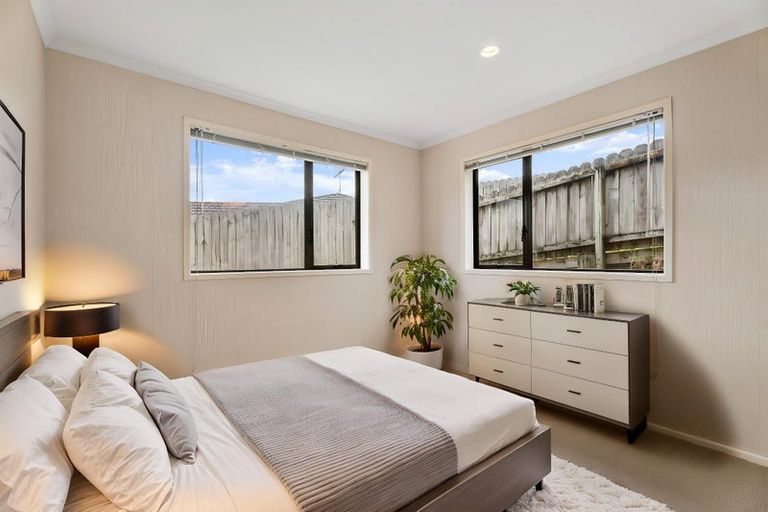 Photo of property in 92 George Deane Place, Greenhithe, Auckland, 0632