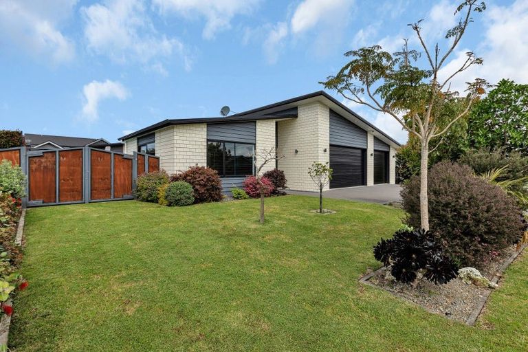 Photo of property in 11 Waitemata Drive, One Tree Point, 0118
