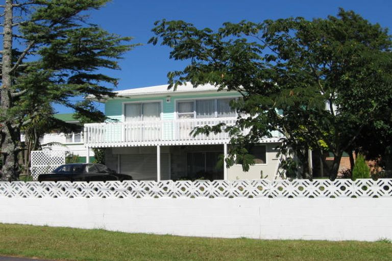 Photo of property in 35 Divich Avenue, Te Atatu South, Auckland, 0610